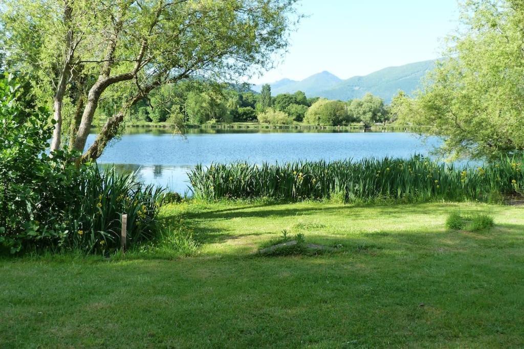 Cottage Les Pyrenees Au Bord De L'Eau Barbazan Exterior photo